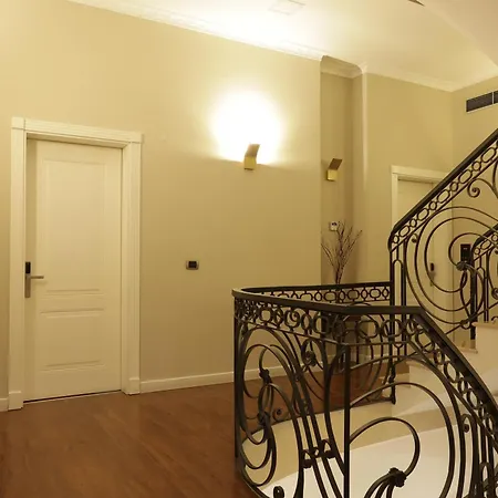 Monun Boutique Тирана